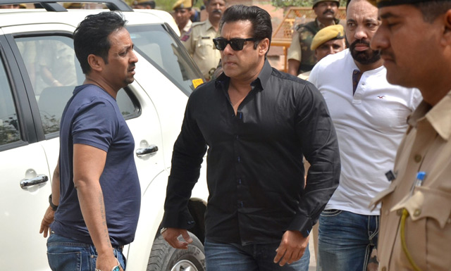 Salman Khan Jail Getting Out From Car