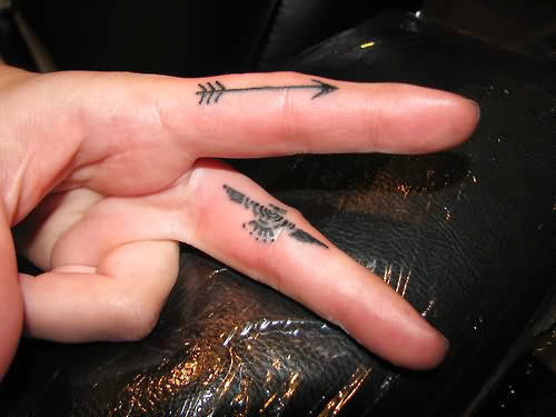 Amazing Black Ink Eagle Arrow Tattoo Design For Men Fingers