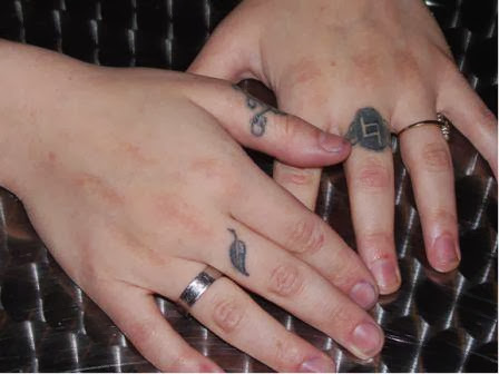 Lovely Black Ink Leaf Tattoo Deisgn On Ring Finger